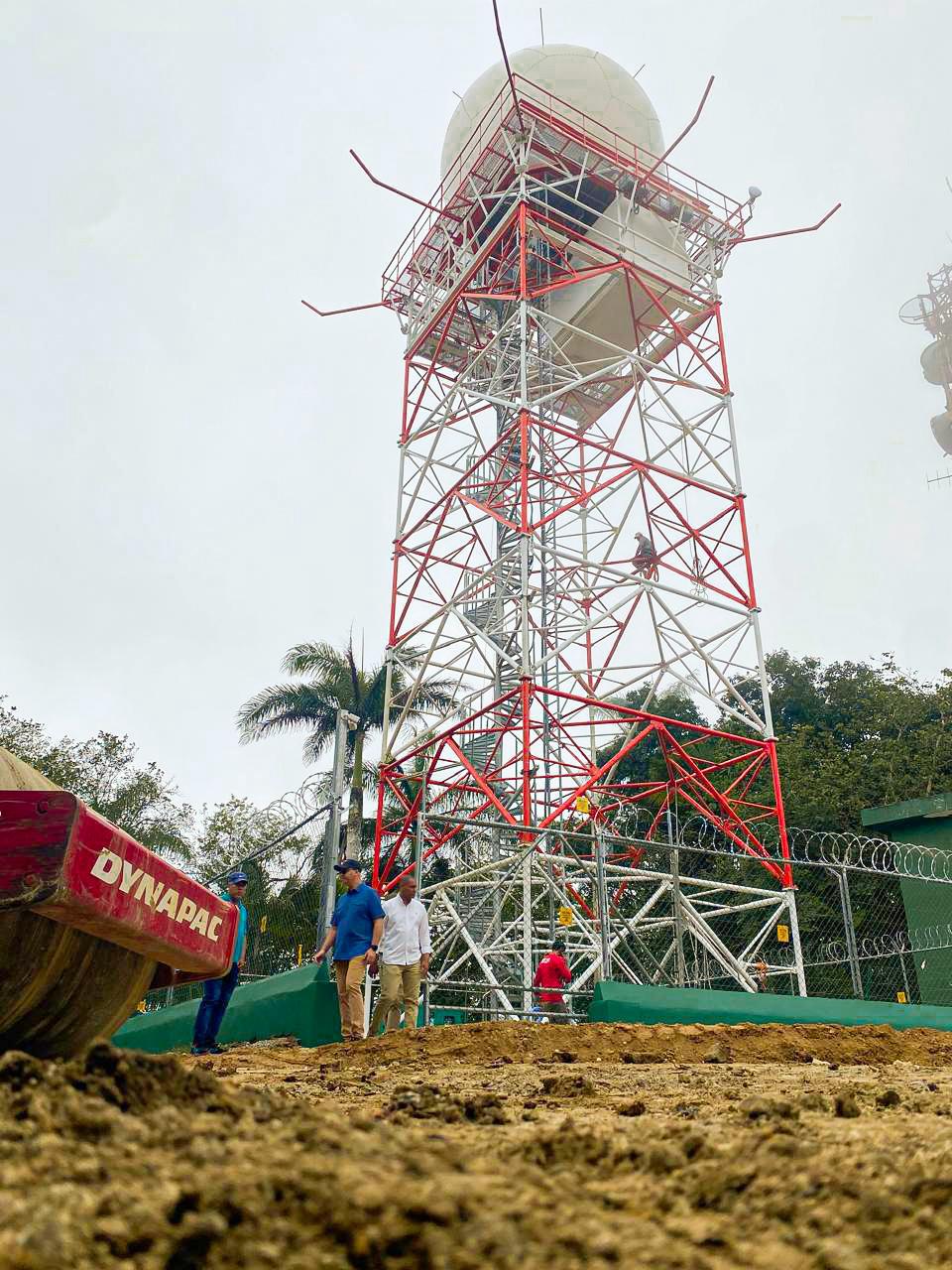 Torre radar meteorológica y trabajadores en construcción