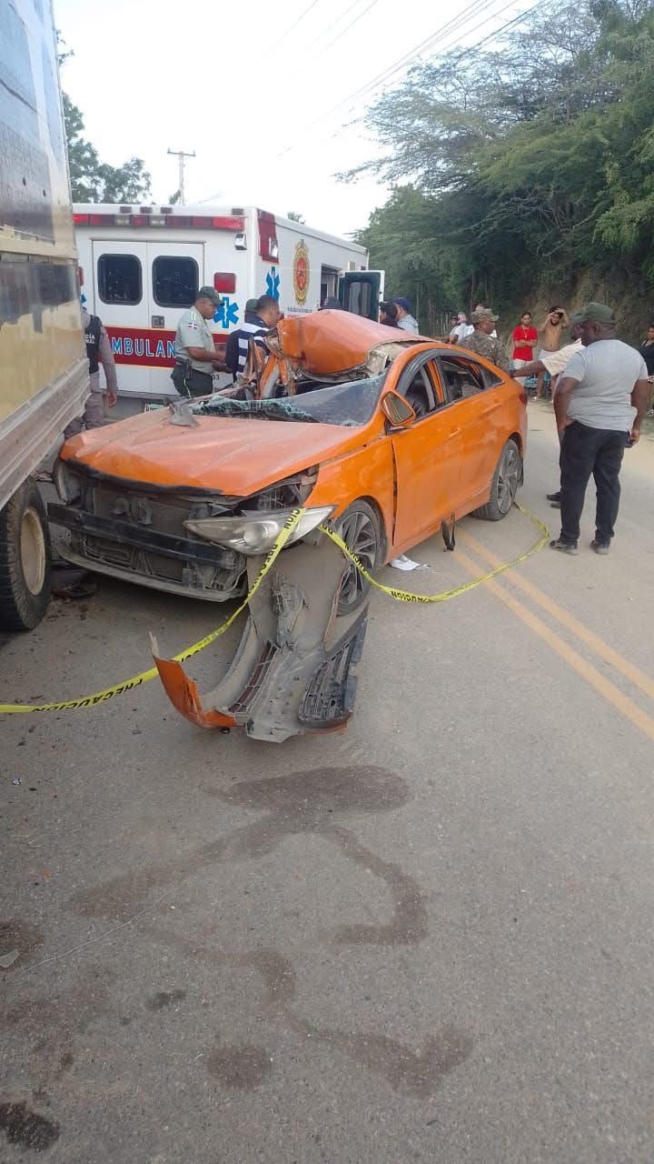 Accidente de coche con ambulancia en carretera.
