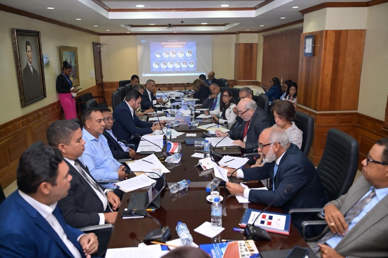 Reunión de profesionales en sala de conferencias