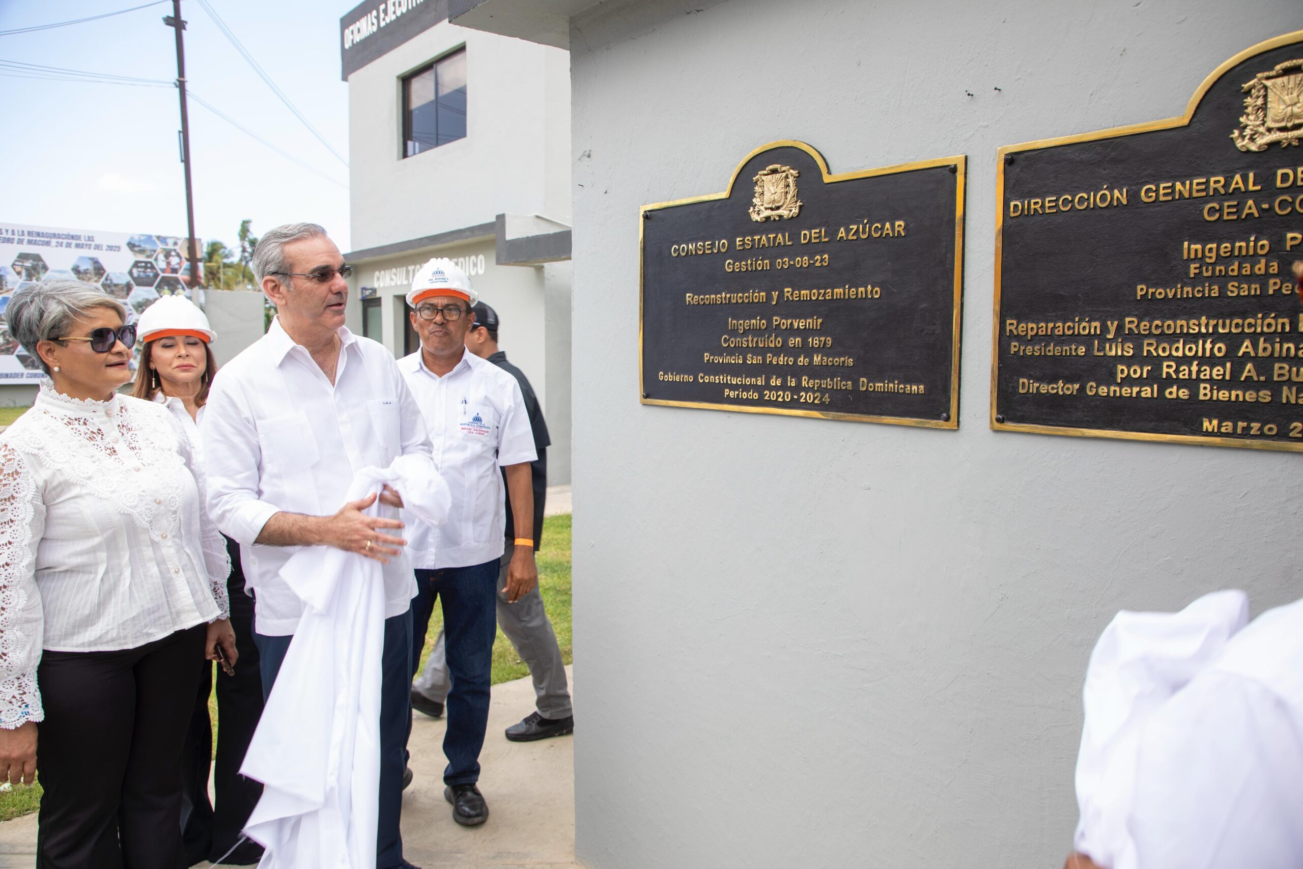 Inauguración de placas en edificio gubernamental.