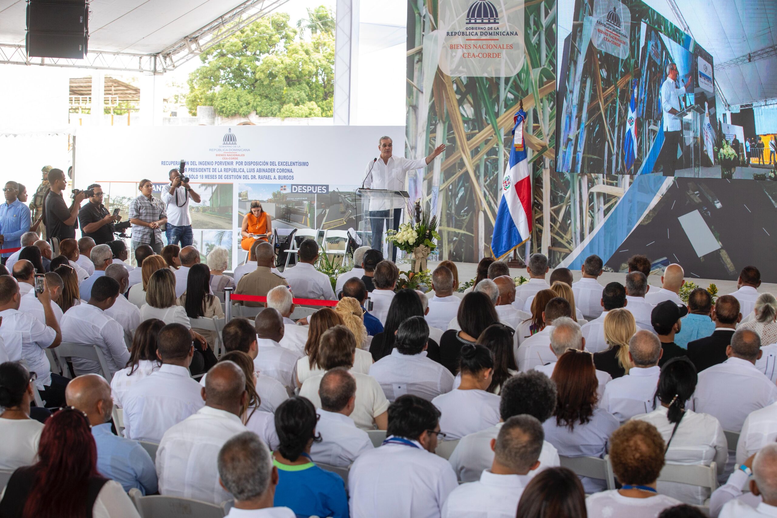 Evento público con discurso y bandera dominicana
