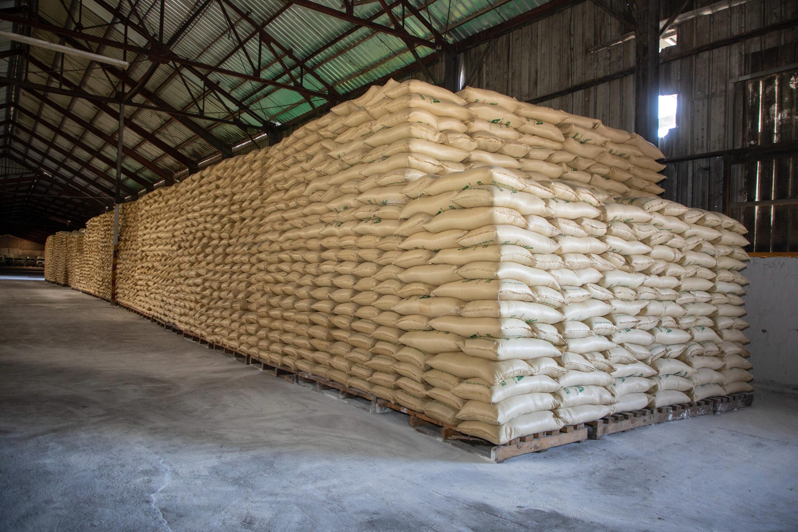 Almacén lleno de sacos apilados.