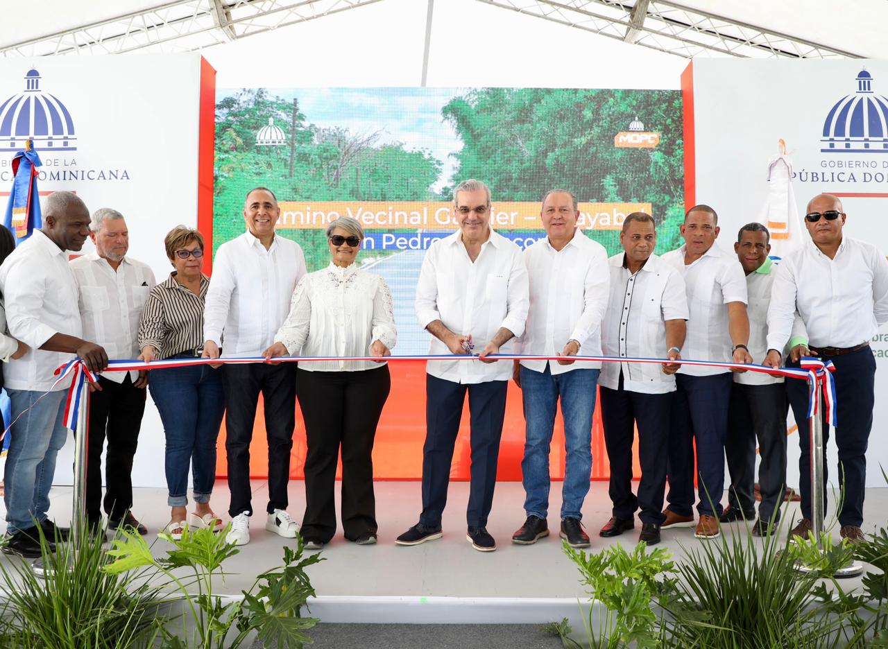 Inauguración de camino vecinal en República Dominicana.