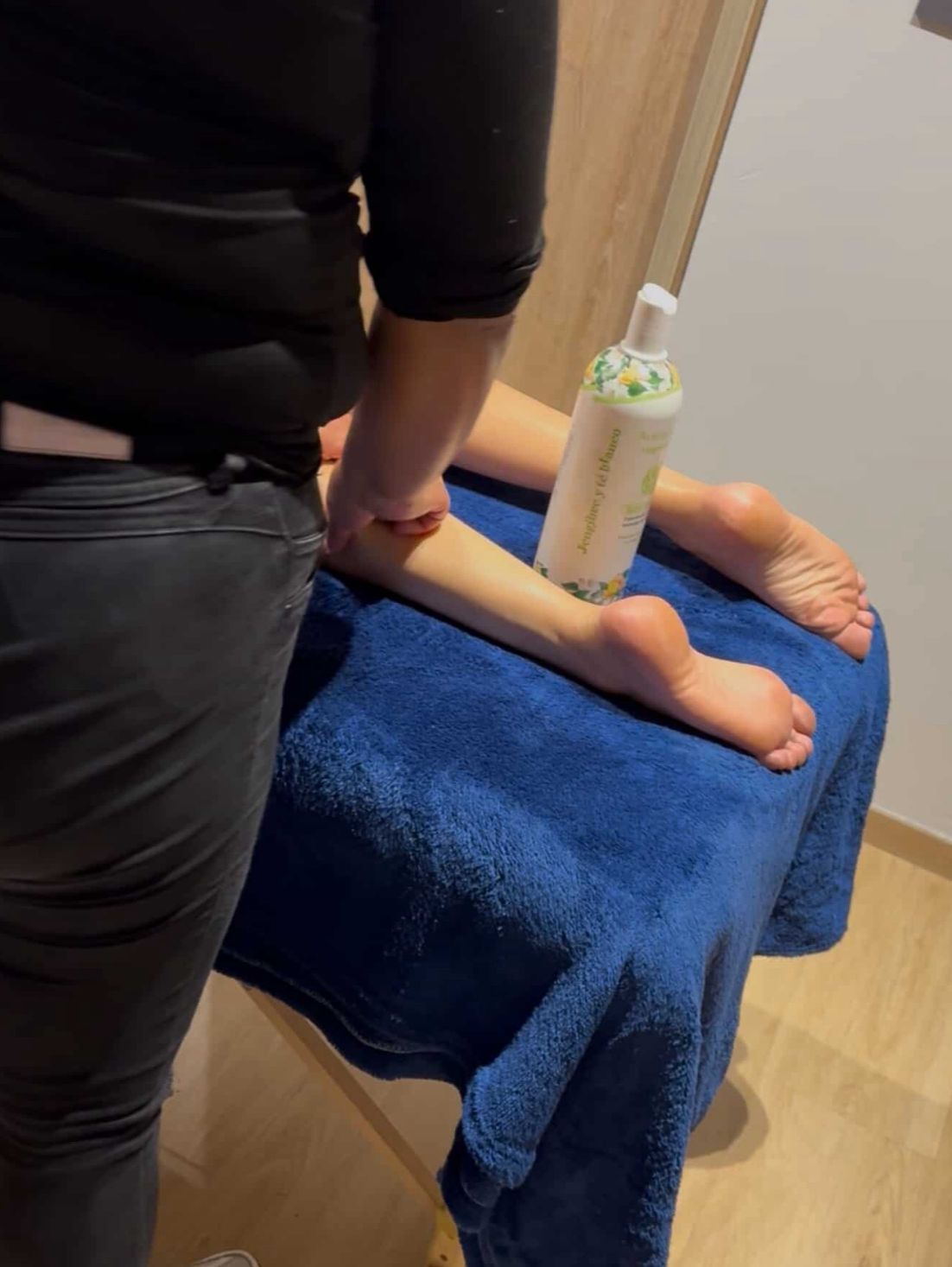Masaje profesional en piernas con loción corporal