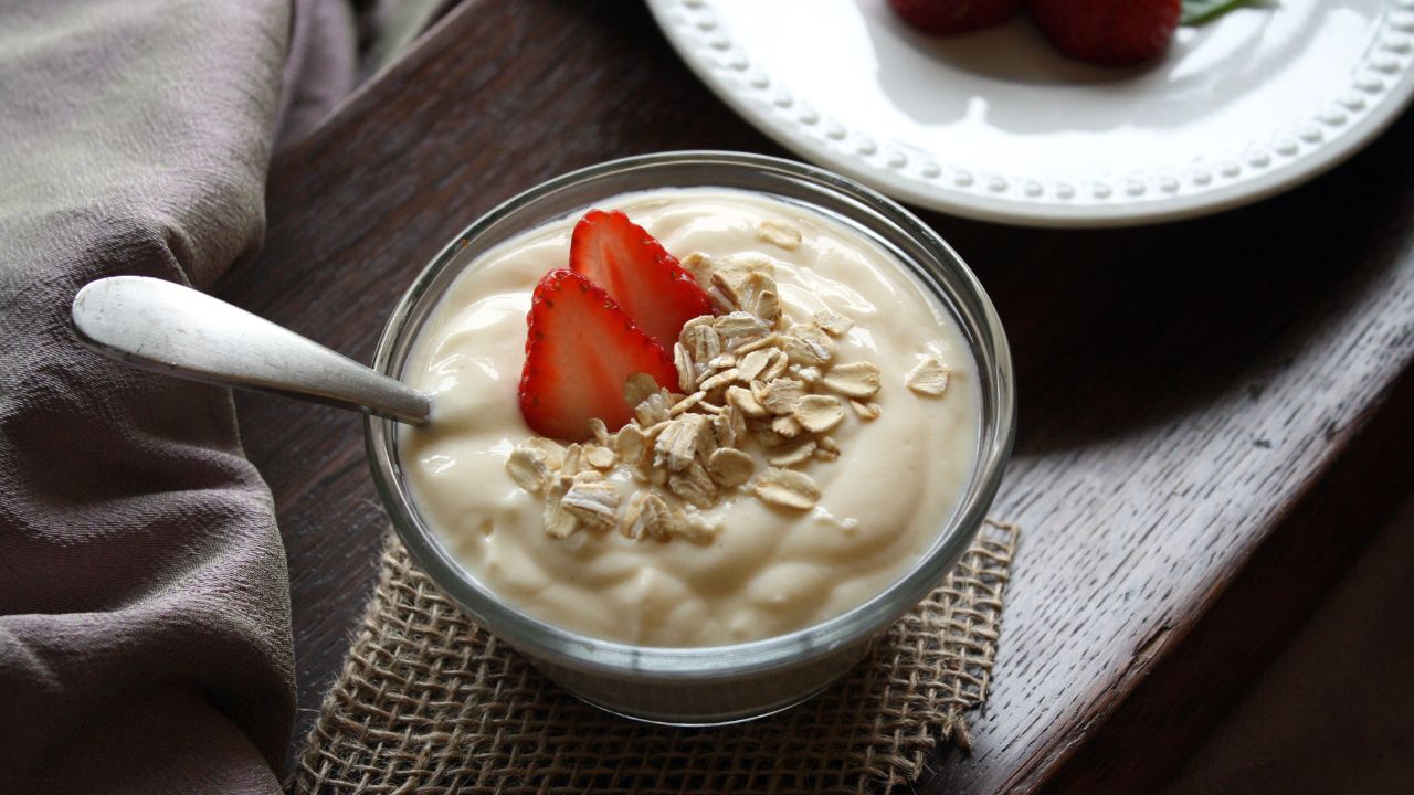 Yogur con avena y fresas en bol