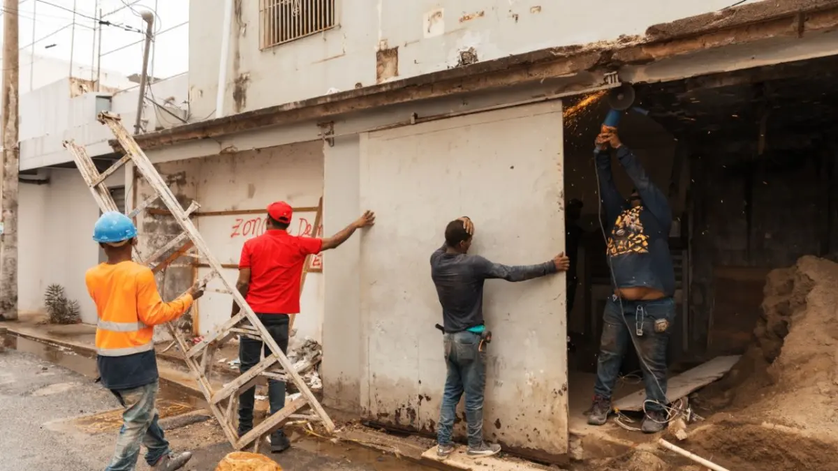 Alcaldía del Distrito Nacional recupera acera que estuvo obstruida por más de 10 años en Naco
