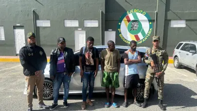 Apresan conductor que ocultaba indocumentados en el baúl de un vehículo en San Juan