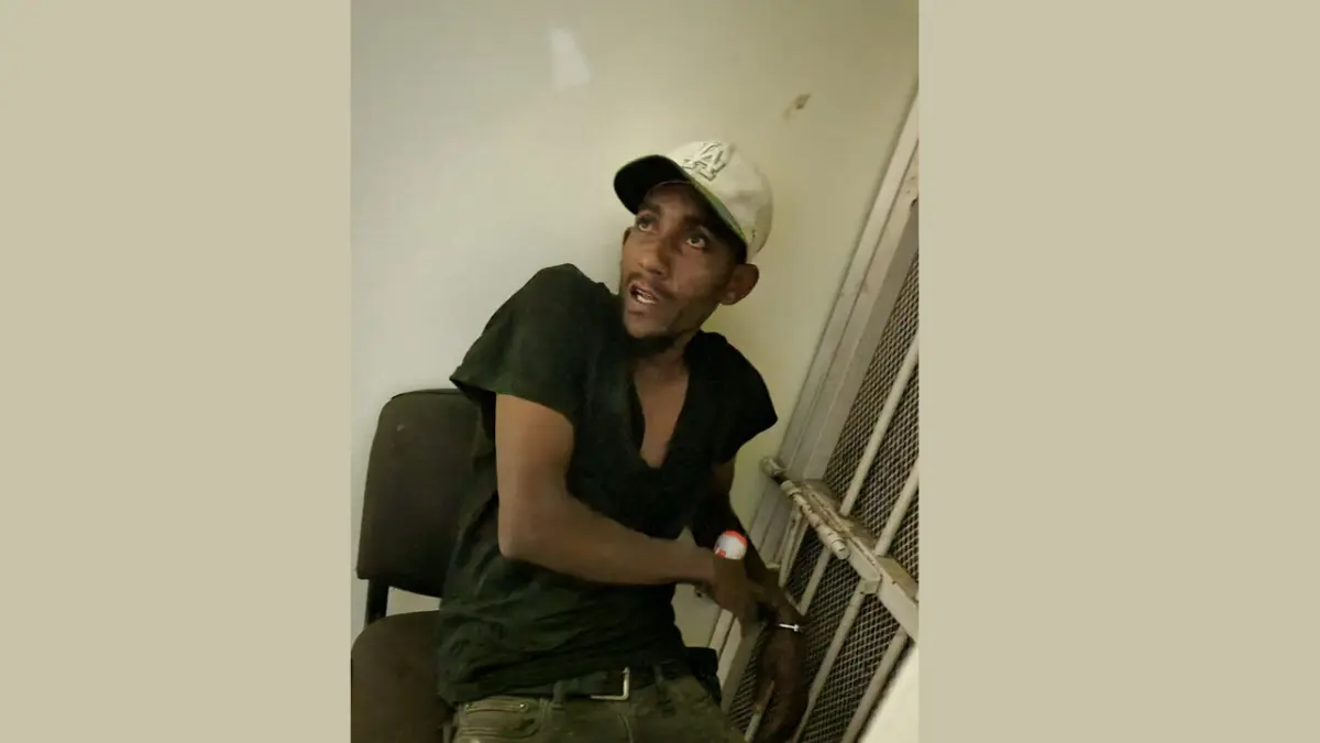 Policía apresa a individuo en flagrante delito en Moca