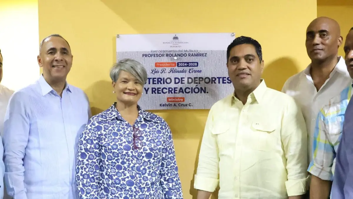 Ministro Kelvin Cruz inaugura remozado multiuso Rolando Ramírez en SPM