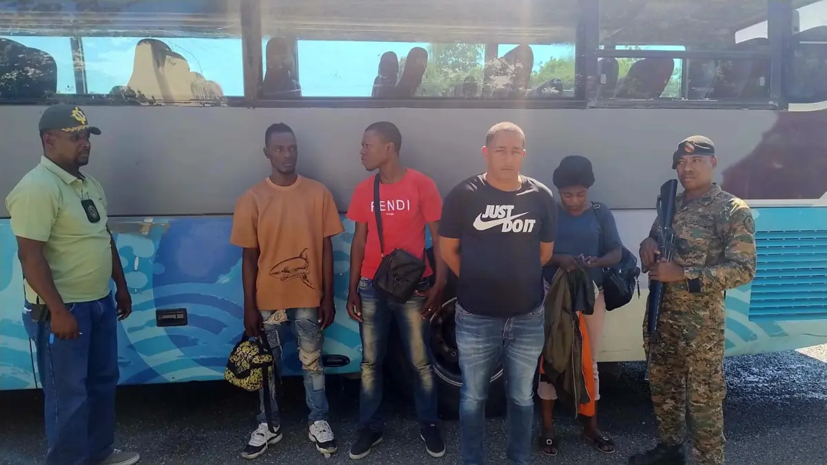Por segunda vez Ejército arresta hombre con inmigrantes indocumentados en autobús en Azua