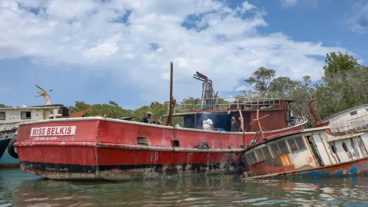 Operativo de Medio Ambiente en Puerto Plata: retiro de barcos deteriorados en la bahía