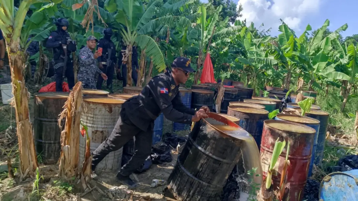 CECCOM desmantela fábrica clandestina y decomisa más de nueve mil litros de alcohol adulterado en Santiago