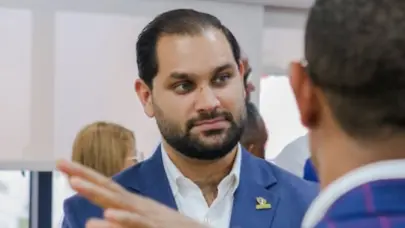 Presidente de la Sala Capitular de Guayacanes propone cobro por habitaciones hoteleras para fortalecer finanzas del municipio