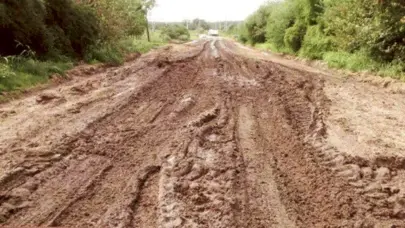 Maestros enfrentan dificultades para llegar a escuela por mal estado de carretera en Yamas&aacute;