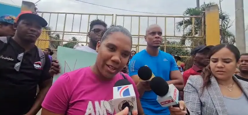 Residentes de El Cajuilito se manifiestan en la autopista 6 de noviembre exigiendo construcción de puente