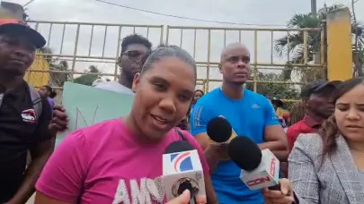 Residentes de El Cajuilito se manifiestan en la autopista 6 de noviembre exigiendo construcci&oacute;n de puente