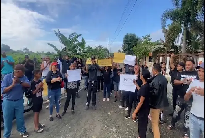 Residentes de La Guama en Cayetano Germosén protestan exigiendo arreglo de carretera