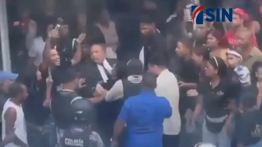 Operativo migratorio en tienda de la Duarte desata caos; FISCALDOM desmiente vínculo con supuesto fiscal