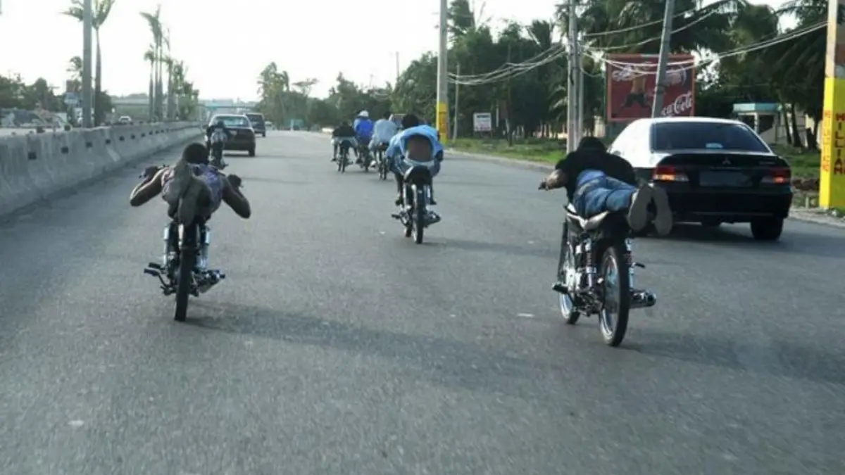 Dos hombres fallecen y dos resultan heridos tras participar en carrera clandestina en Santiago