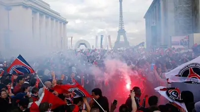 París se convierte en una gran fiesta manchada por el inicio de disturbios
