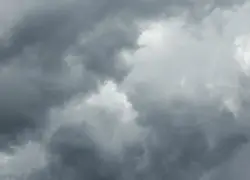 Ligera nube de polvo sahariano cubre el cielo; alertan aguaceros locales por la tarde