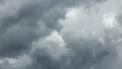 Ligera nube de polvo sahariano cubre el cielo; alertan aguaceros locales por la tarde