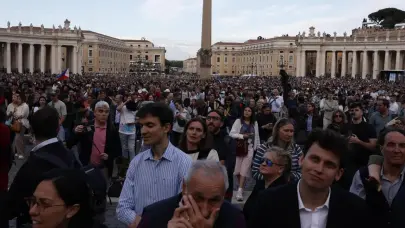 Cientos de fieles van llenando la plaza de San Pedro a la espera de la segunda fumata