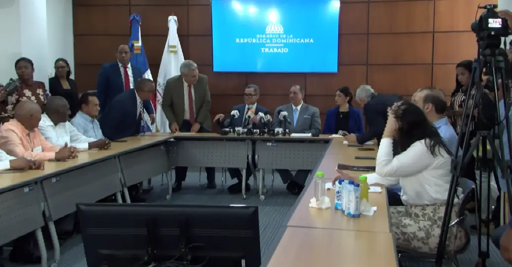 Comité Nacional de Salarios anuncia aumento escalonado para sector hotelero, bares y restaurantes