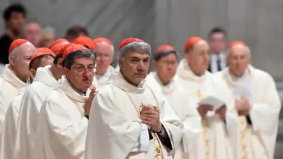 El personal que asistirá al cónclave presta el juramento para guardar el secreto