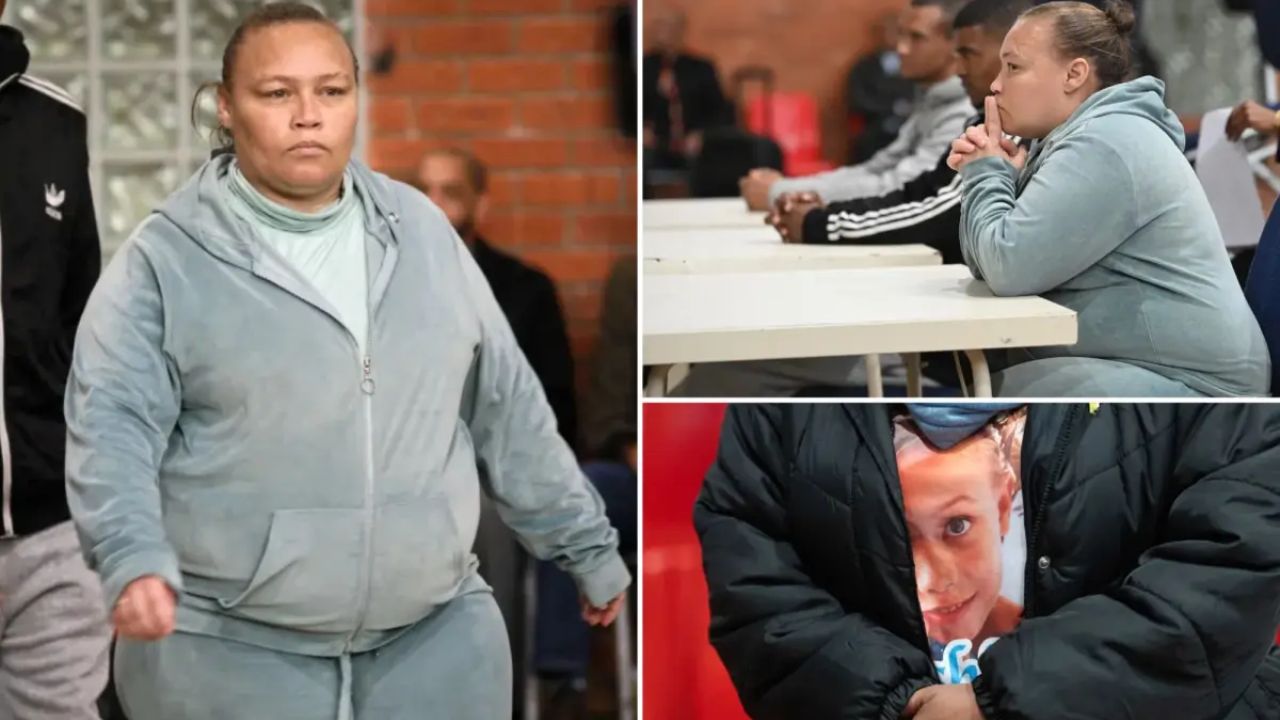 Mujer en tribunal, vestida de gris y chaqueta negra.