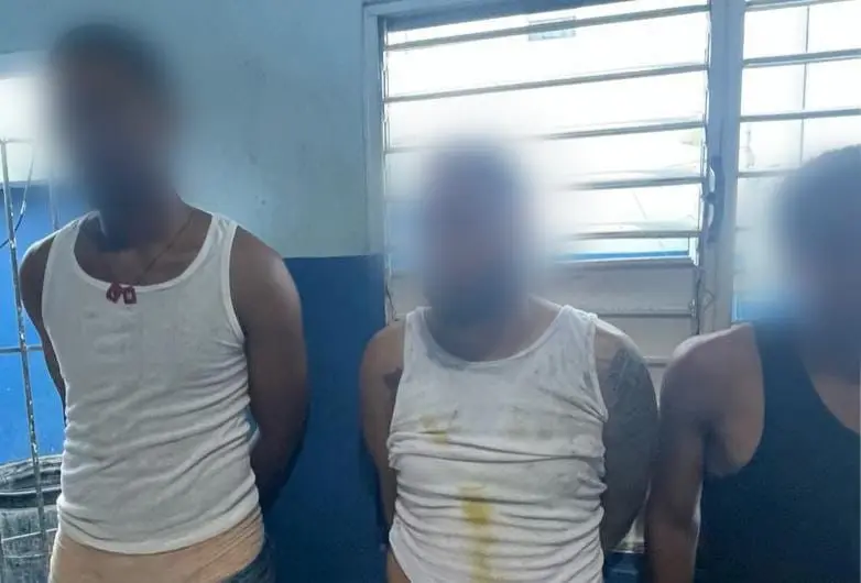 Policía Nacional captura en La Romana a tres prófugos por homicidio y asaltos a mano armada; les ocupan armas de fuego