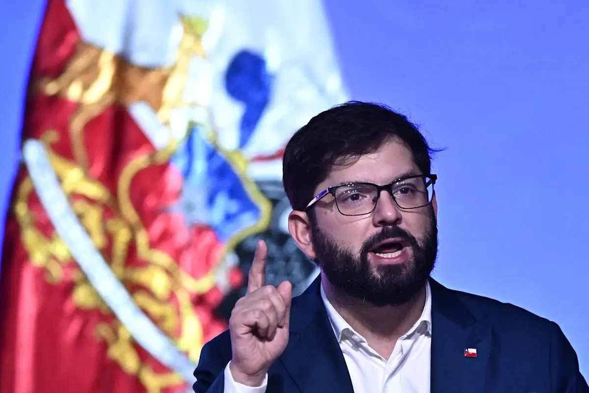 Boric interrumpe su agenda para supervisar alerta por terremoto y posible tsunami en Chile