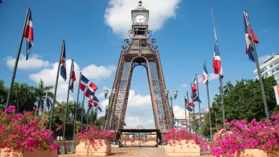 Reloj del Boulevard de la 27, símbolo de abandono y refugio de un joven en situación vulnerable