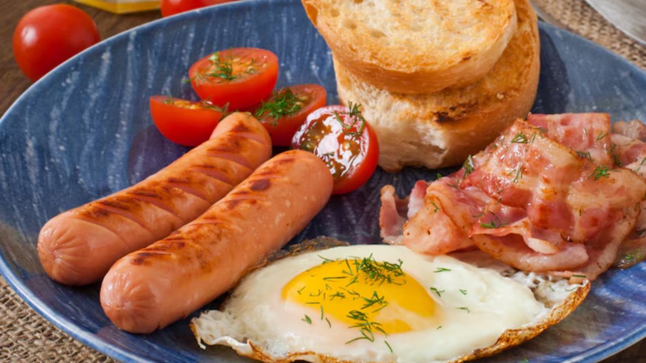 Desayuno inglés con salchichas, huevos y bacon