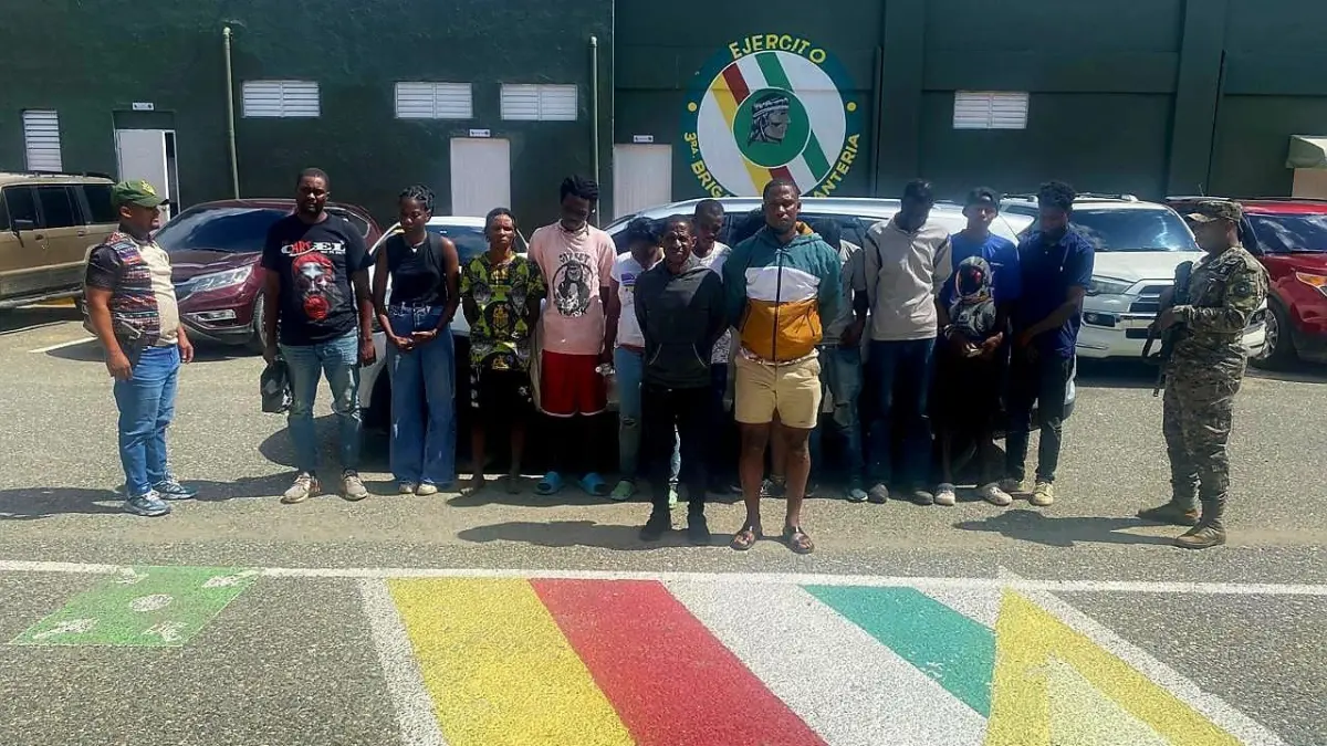 Arrestan a dos hombres que ocultaban 11 inmigrantes indocumentados en una jeepeta en San Juan