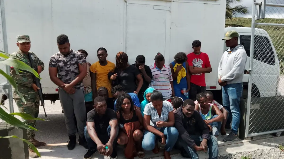 Encuentran 18 indocumentados haitianos dentro de camión de carga cerrado en San Juan