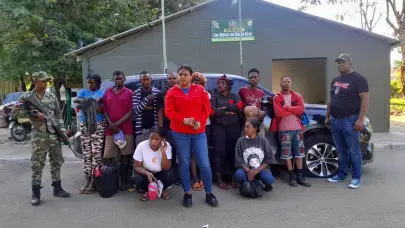 Arrestan hombre y mujer con 18 inmigrantes indocumentados en dos jeepetas en Dajabón y Valverde