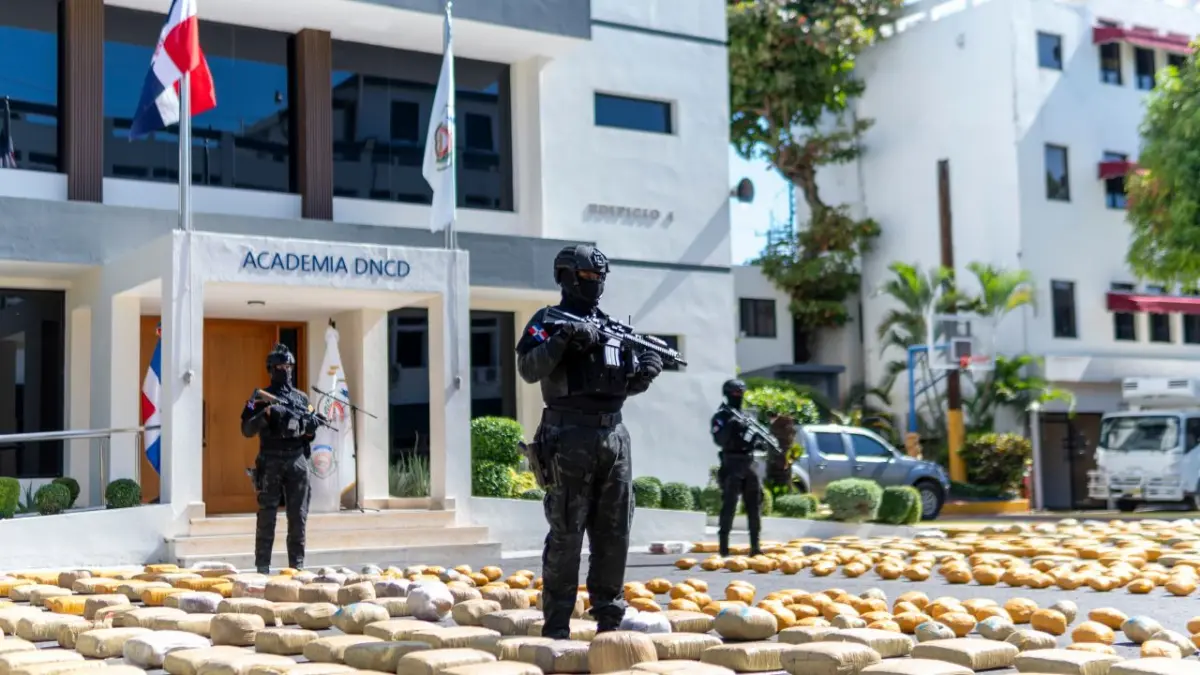 CESFRONT y DNCD confiscan un cargamento de casi 5,000 libras de marihuana camuflados en camión tanquero