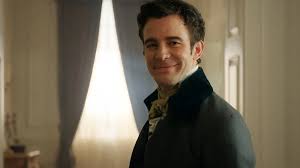 Hombre sonriendo en habitación iluminada