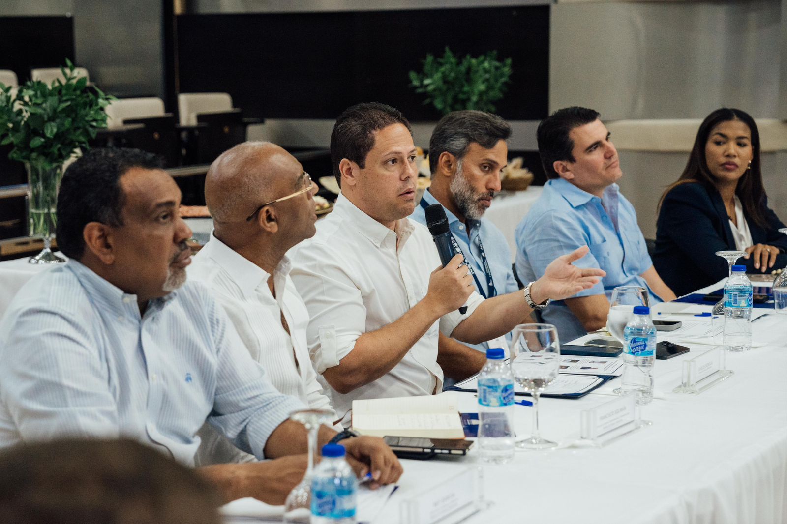 Personas discutiendo en una reunión empresarial