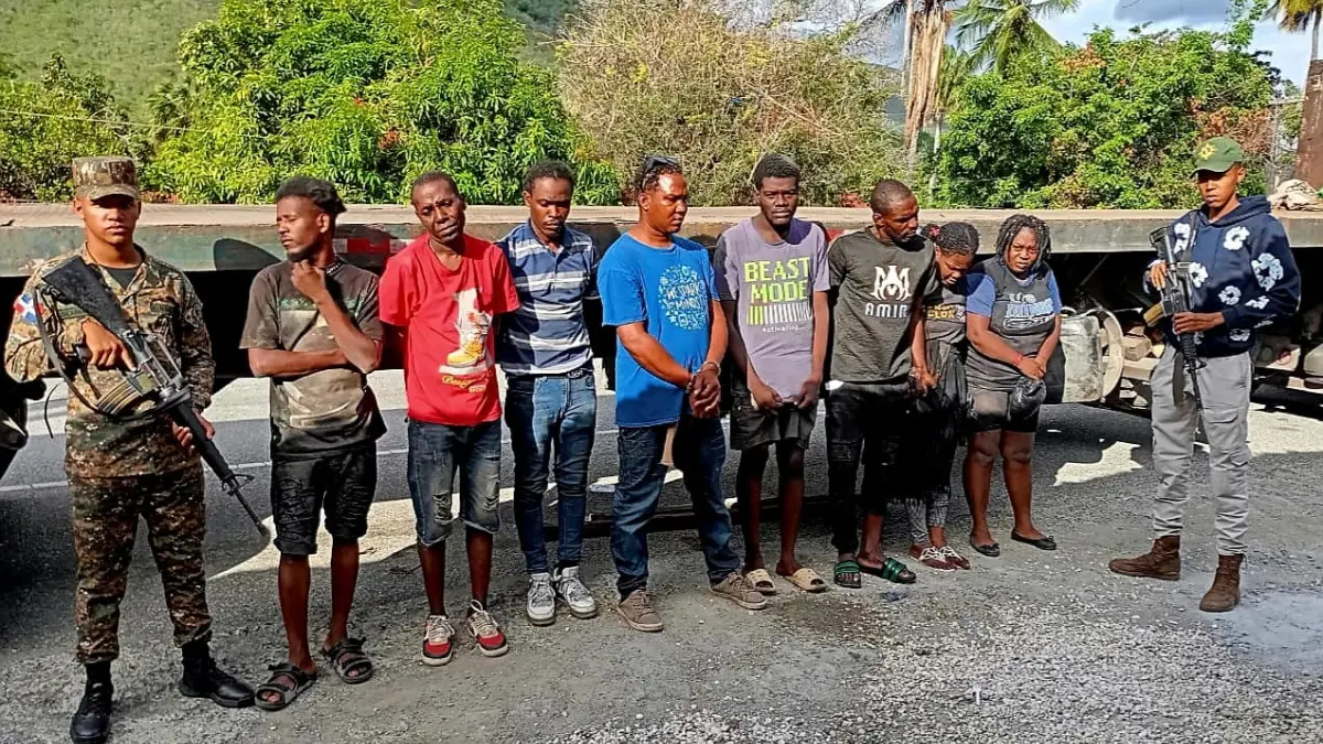 Ejército detiene inmigrantes indocumentados ocultos debajo de la cola de una patana en Azua