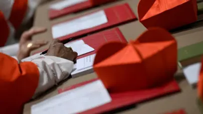 Los cardenales se retiran a almorzar y regresarán esta tarde para otras dos votaciones