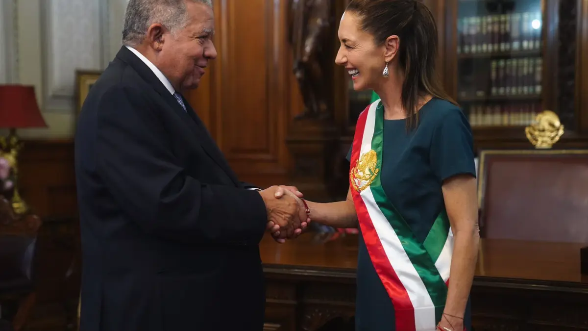 Juan Bolívar Díaz presenta credenciales como embajador en México, país donde se formó como periodista