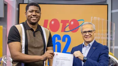 LEIDSA entrega certificado al ganador de 62 millones con el Loto