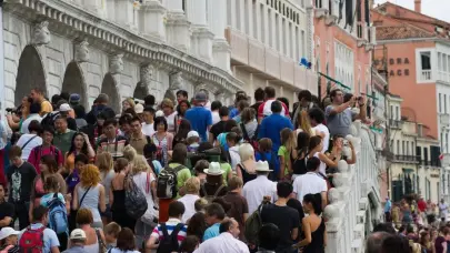 Vecinos de Ámsterdam amenazan con acciones legales al ayuntamiento por el turismo masivo