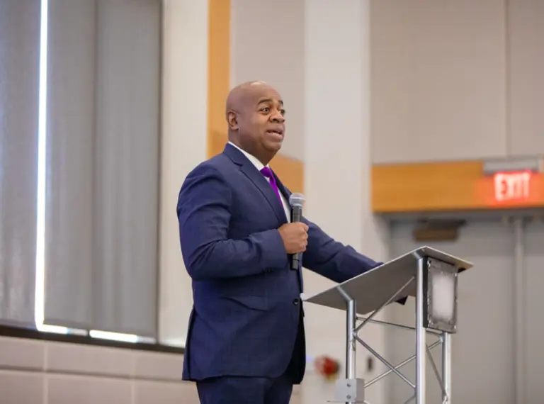 Arrestan al alcalde de Newark por ingresar sin permiso a centro de detención de ICE durante protesta