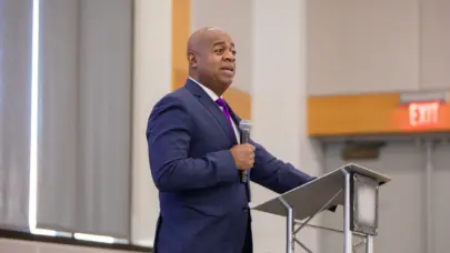 Arrestan al alcalde de Newark por ingresar sin permiso a centro de detención de ICE durante protesta