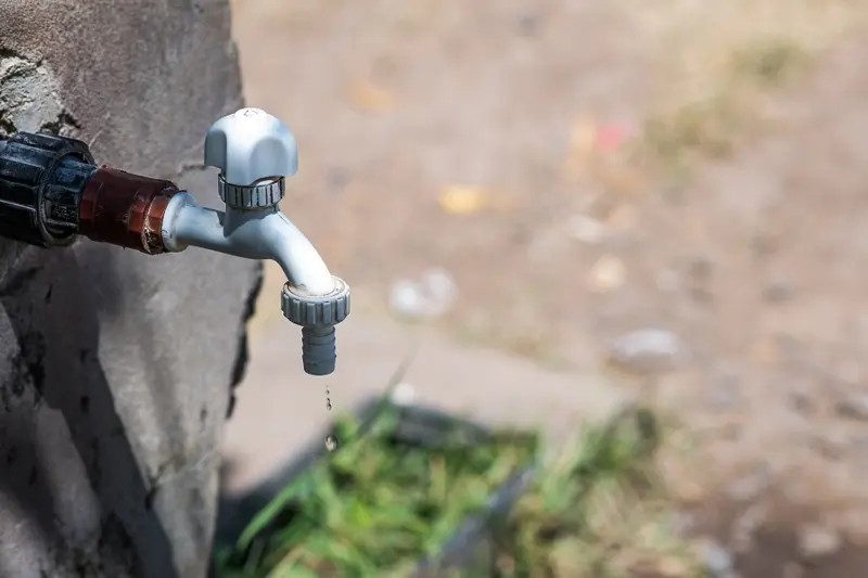 Miles de personas quedan sin agua potable por avería en acueducto de Santo Domingo Este
