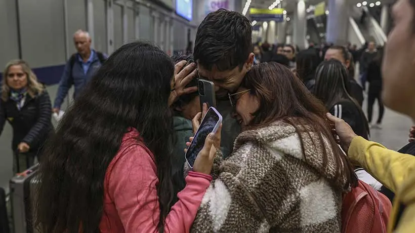 Chilenos deportados desde EE.UU. denuncian tratos denigrantes: Nos trataron como perros