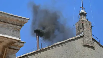 Algunos segundos de humo blanco tras la fumata negra confunden en la plaza de San Pedro